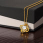 Collar con nudo de amor dorado "A mi bella hija: endereza tu corona"