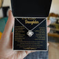 Collar con nudo de amor dorado "A mi bella hija: endereza tu corona"
