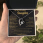 Collar de corazón de oro con el mensaje "A mi hermosa hija: endereza tu corona"