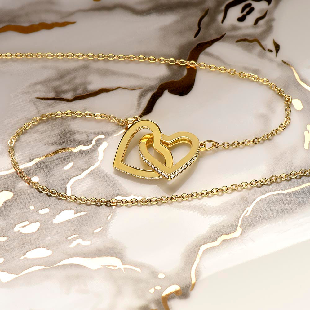 Collar de corazones entrelazados en oro "A mi bella hija: endereza tu corona"