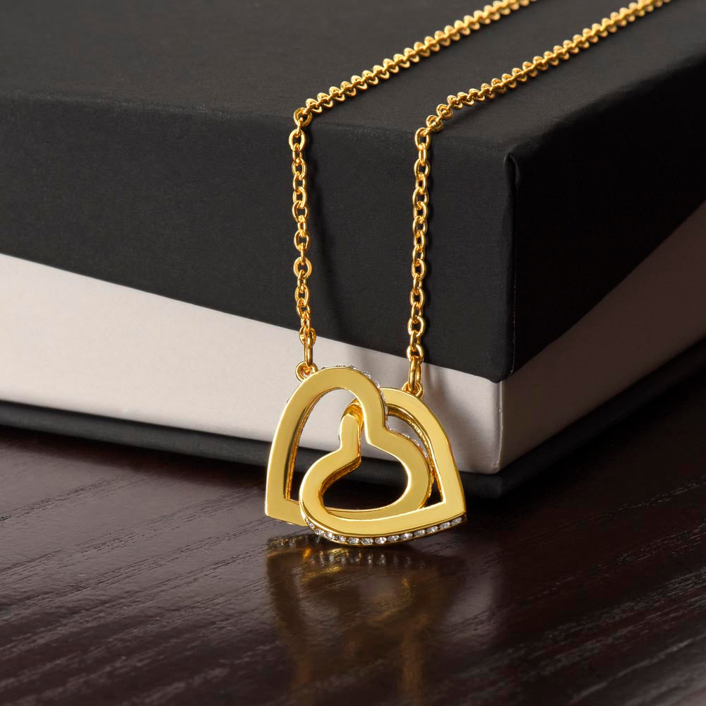 Collar de corazones entrelazados en oro "A mi bella hija: endereza tu corona"