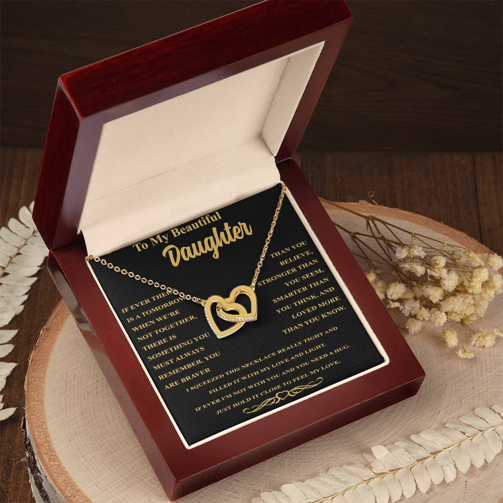 Collar de corazones entrelazados en oro "A mi bella hija: endereza tu corona"