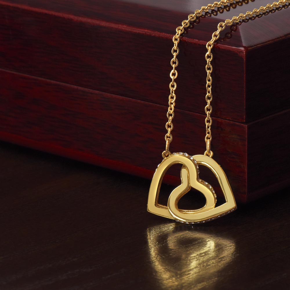 Collar de corazones entrelazados en oro "A mi bella hija: endereza tu corona"